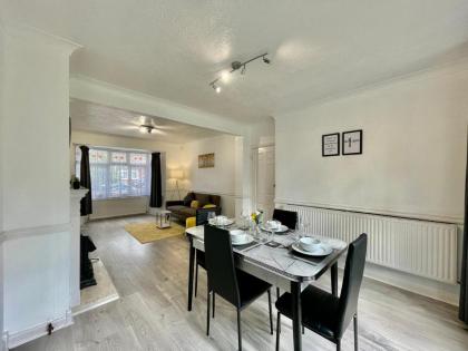 Modern 4 Bed Romford Home - Free Parking - image 4