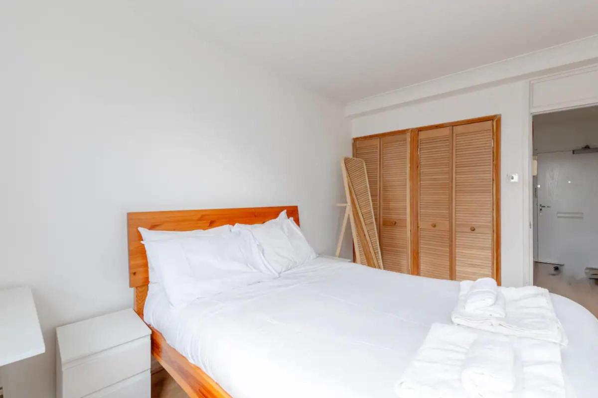 Central 2BD Flat with Balcony - Shoreditch - image 2