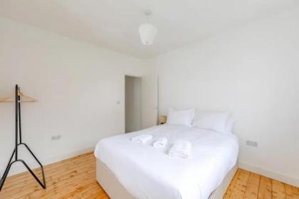 Bright 2BD Flat - 4 min walk to Hampstead Heath - image 2