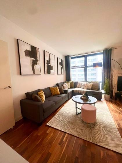 NEW Spacious One Bed Apartment Near Canary Wharf - image 11