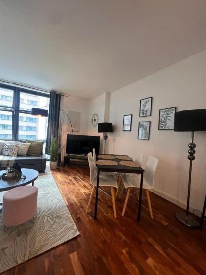 NEW Spacious One Bed Apartment Near Canary Wharf - image 14