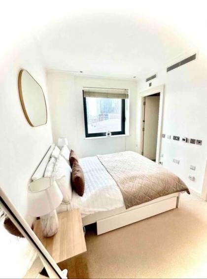 Spacious Two Bedroom Apartment - image 19