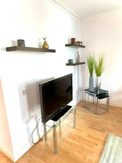 Spacious Two Bedroom Apartment - image 2