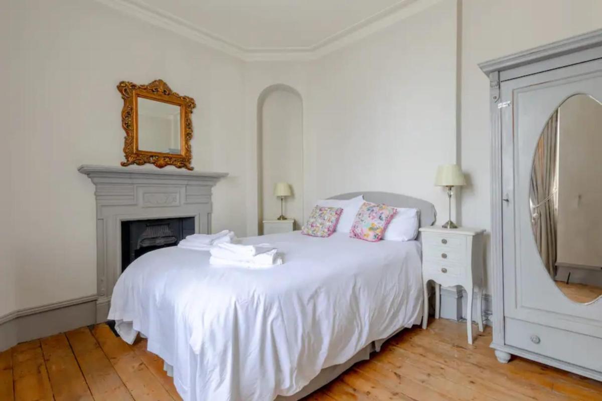 Timeless Victorian 1BD Flat - Fulham - main image