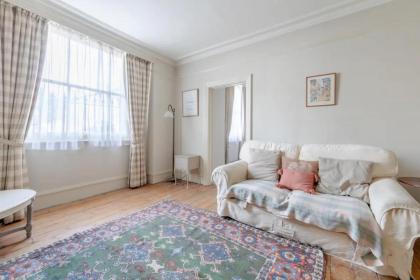 Timeless Victorian 1BD Flat - Fulham - image 11