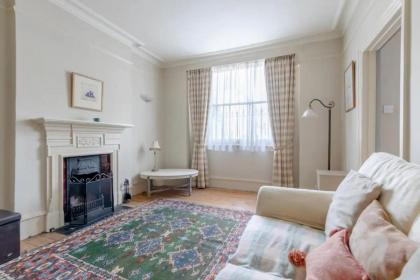 Timeless Victorian 1BD Flat - Fulham - image 12