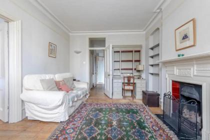 Timeless Victorian 1BD Flat - Fulham - image 13