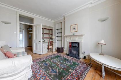 Timeless Victorian 1BD Flat - Fulham - image 14