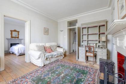 Timeless Victorian 1BD Flat - Fulham - image 17