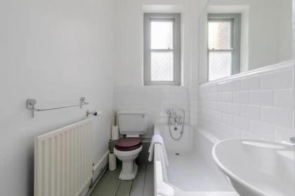 Timeless Victorian 1BD Flat - Fulham - image 3