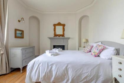 Timeless Victorian 1BD Flat - Fulham - image 6