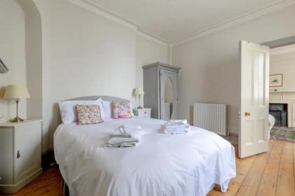 Timeless Victorian 1BD Flat - Fulham - image 9