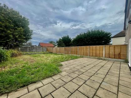 Modern 3 Bed Romford Home (Free Parking) - image 3