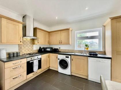 Modern 3 Bed Romford Home (Free Parking) - image 9