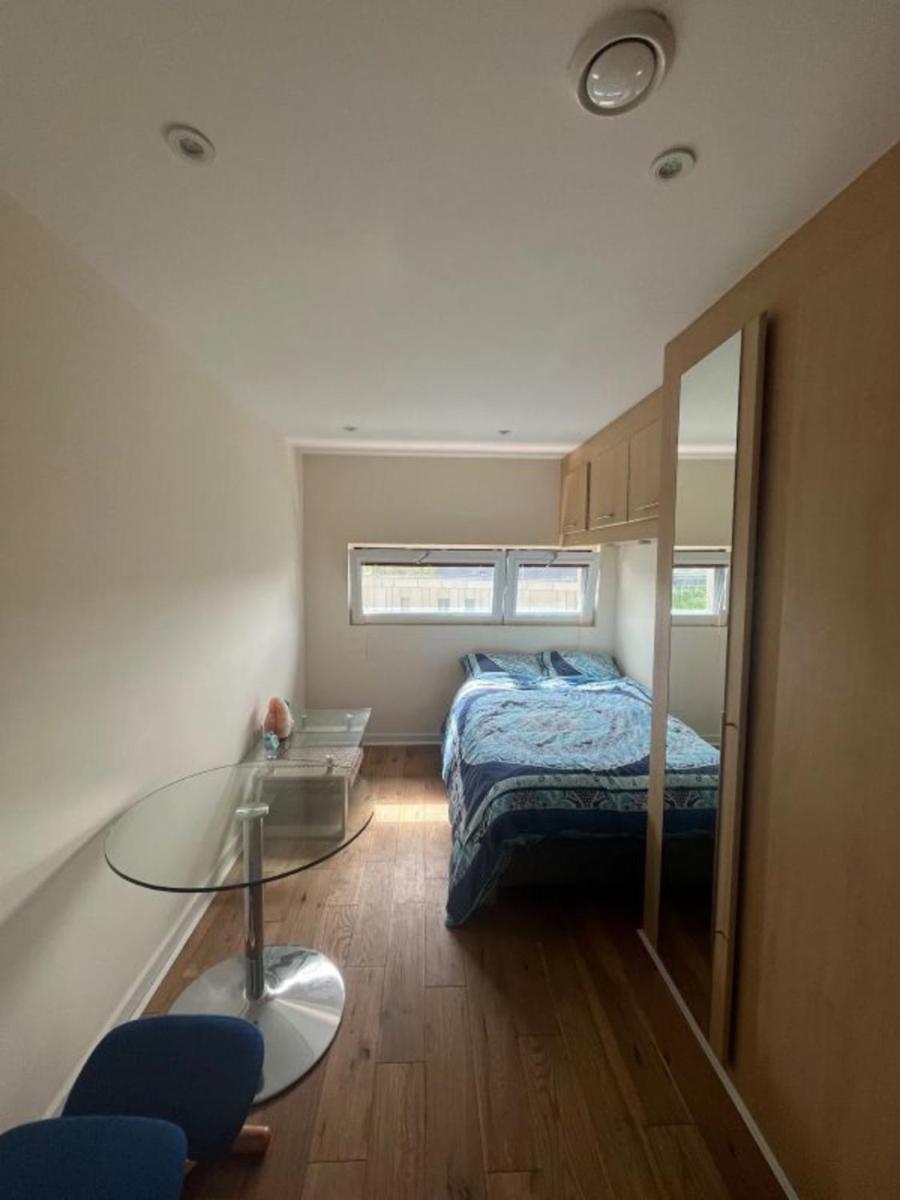 Modern 1BD Flat - 5 min walk to Battersea Park! - image 2