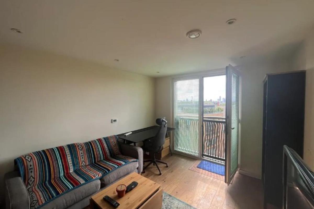 Modern 1BD Flat - 5 min walk to Battersea Park! - image 5