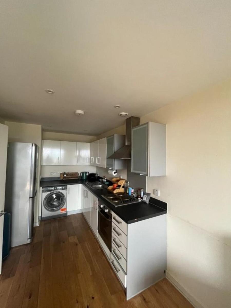 Modern 1BD Flat - 5 min walk to Battersea Park! - image 6