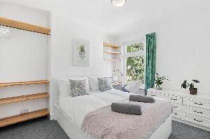 Canary Wharf London Glamorous Two Bedroom House - image 12