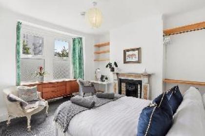 Canary Wharf London Glamorous Two Bedroom House - image 6