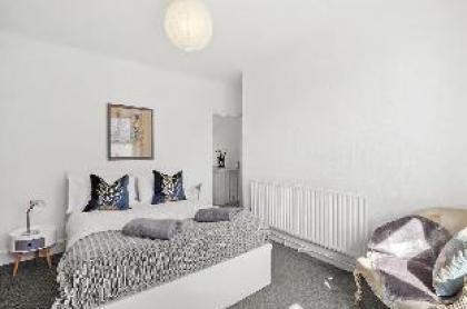 Canary Wharf London Glamorous Two Bedroom House - image 8