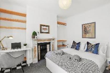 Canary Wharf London Glamorous Two Bedroom House - image 9