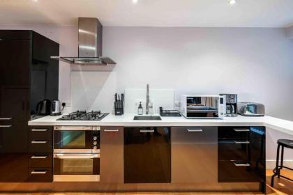 Immaculate 1-Bed House in London - image 10