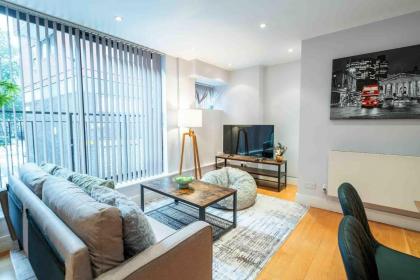 Immaculate 1-Bed House in London - image 12