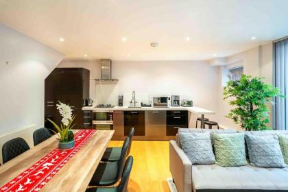 Immaculate 1-Bed House in London - image 13