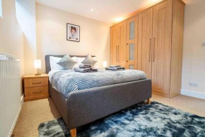 Immaculate 1-Bed House in London - image 19