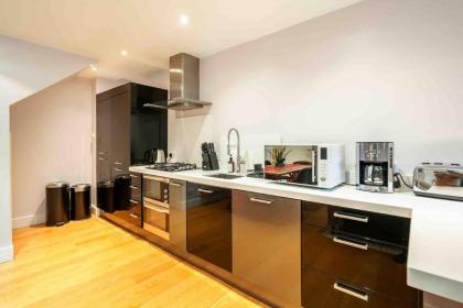 Immaculate 1-Bed House in London - image 20