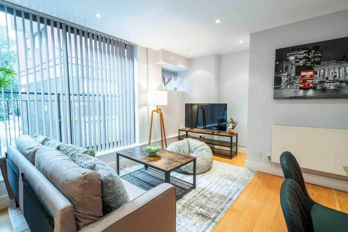 Stunning 3-Bed House in central London - image 3