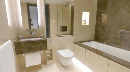 Chelsea Harbour 2-Bed Apartment in London - image 10