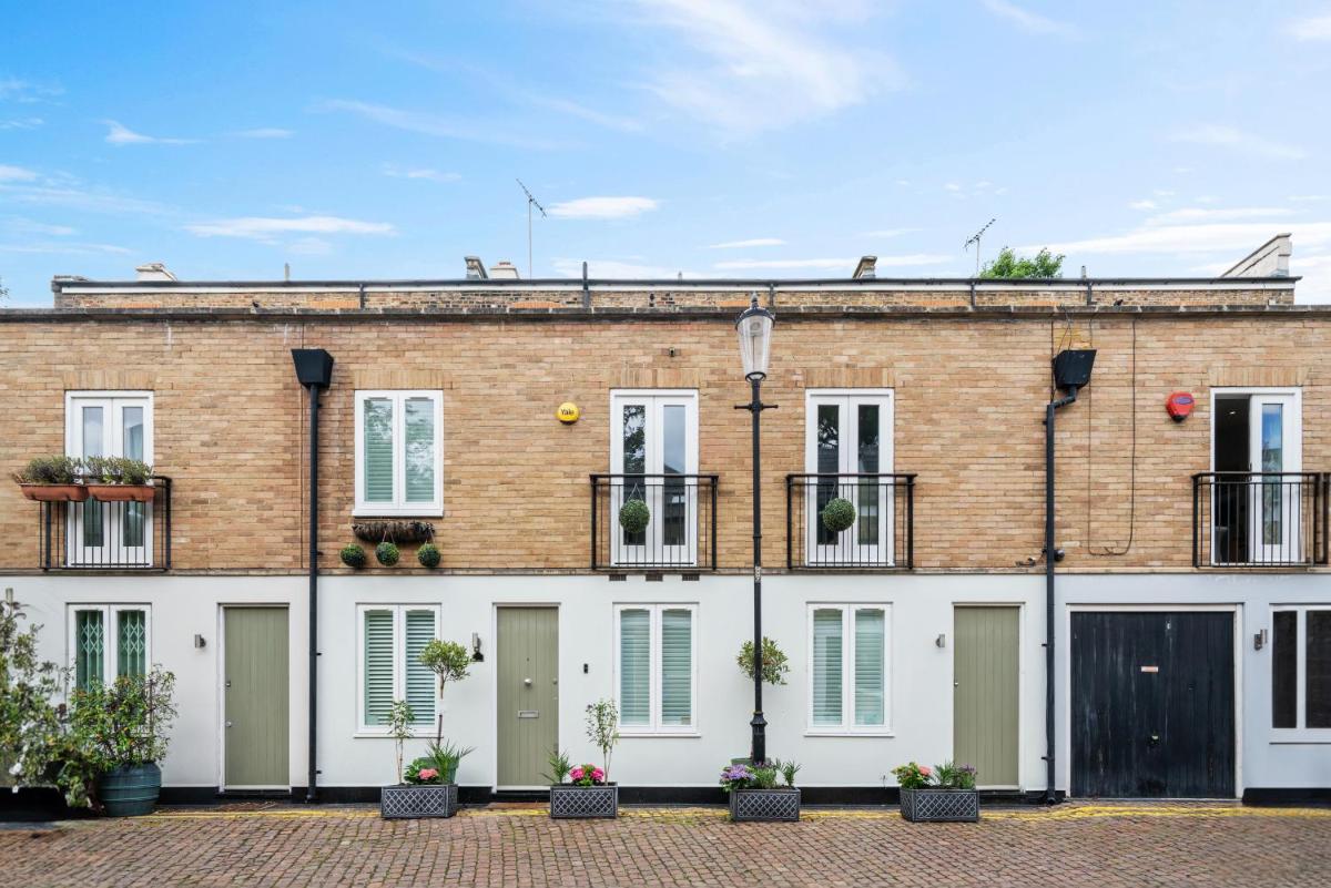 Captivating 3-Bed House in London Holland Park - main image