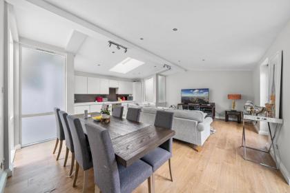 Captivating 3-Bed House in London Holland Park - image 11