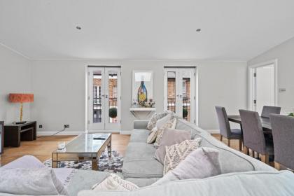 Captivating 3-Bed House in London Holland Park - image 6