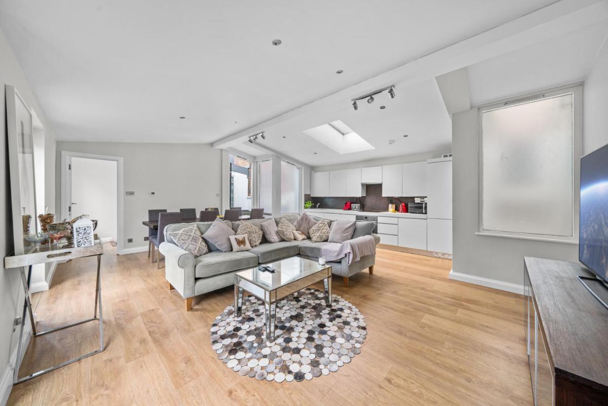 Captivating 3-Bed House in London Holland Park - image 7