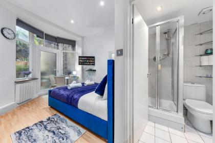 Immaculate 1-Bed Studio in London - image 10