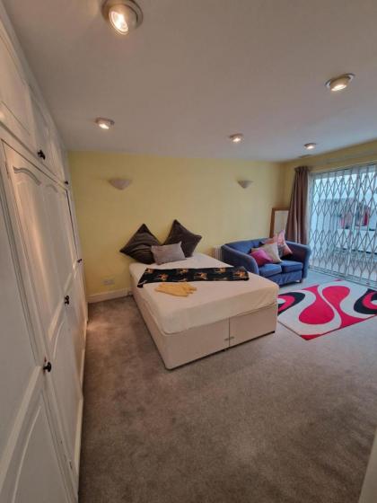 Apartment near Queens Club tennis Kensington area - image 7