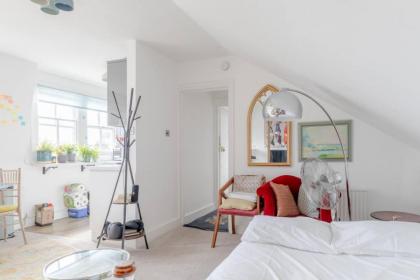 Top Floor 1BD Flat with Balcony - Ladbroke Grove - image 17