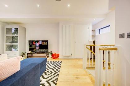 Shoreditch 3-Storey Maisonette - by Living Elite Apartments - image 14