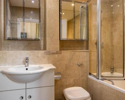 A delightful two bedroom flat next to Harrods - image 13