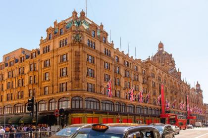 A delightful two bedroom flat next to Harrods - image 16