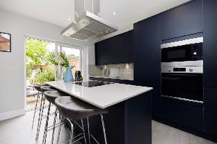 The Farnborough Wonder - Stunning 4BDR House with Garden - main image