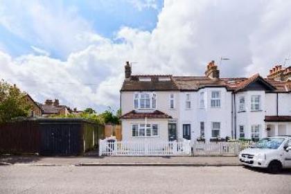 The Farnborough Wonder - Stunning 4BDR House with Garden - image 18