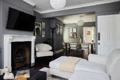 The Farnborough Wonder - Stunning 4BDR House with Garden - image 4