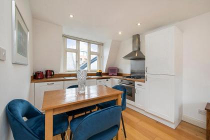 Comfy 2BR Hub in Central Fitzrovia - image 18