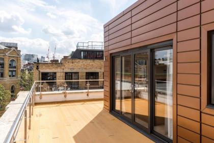 Luxurious 4BR Penthouse in Idyllic Farringdon - image 12