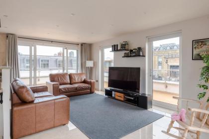 Luxurious 4BR Penthouse in Idyllic Farringdon - image 16