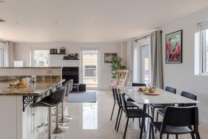 Luxurious 4BR Penthouse in Idyllic Farringdon - image 20