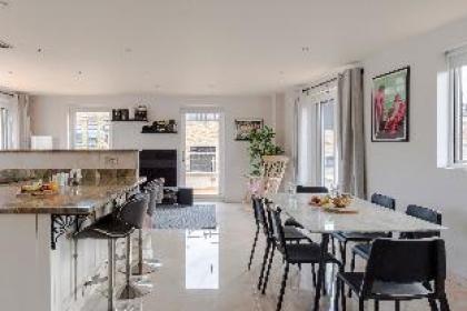 Luxurious 4BR Penthouse in Idyllic Farringdon - image 5